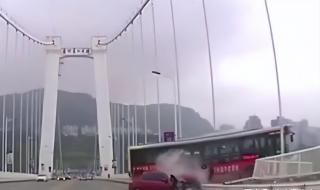 公交车坠江事件 公交车坠江事件